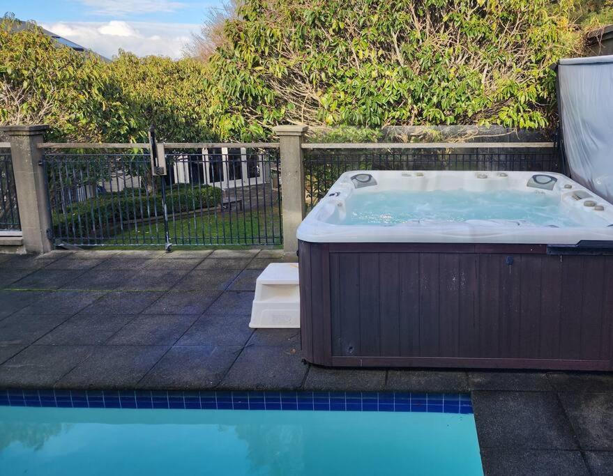 With Hot Tub, Heated Pool & Tennis Court Holiday home Wellington