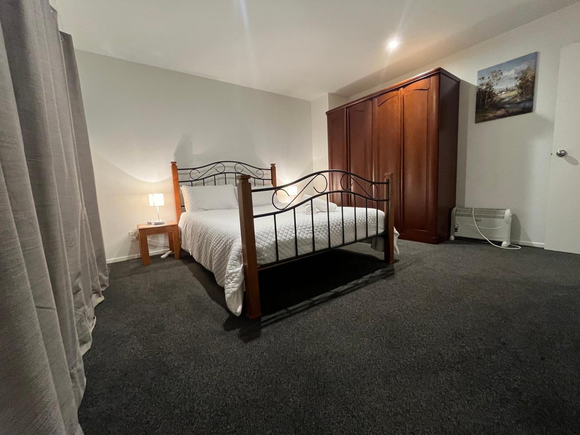 Stylish Modern Flat With Parking Near Station