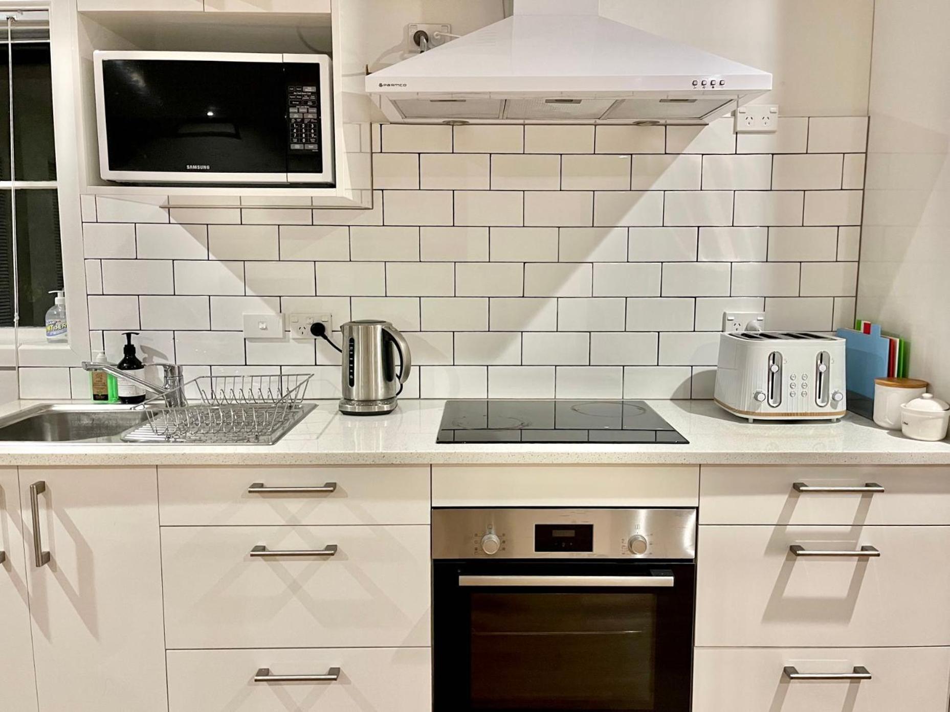 Stylish Modern Flat With Parking Near Station