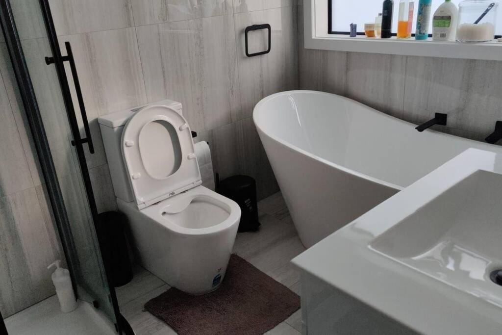 Holiday home Newly Built Cheerful 3d Bedhouse, Tawa, Wellington