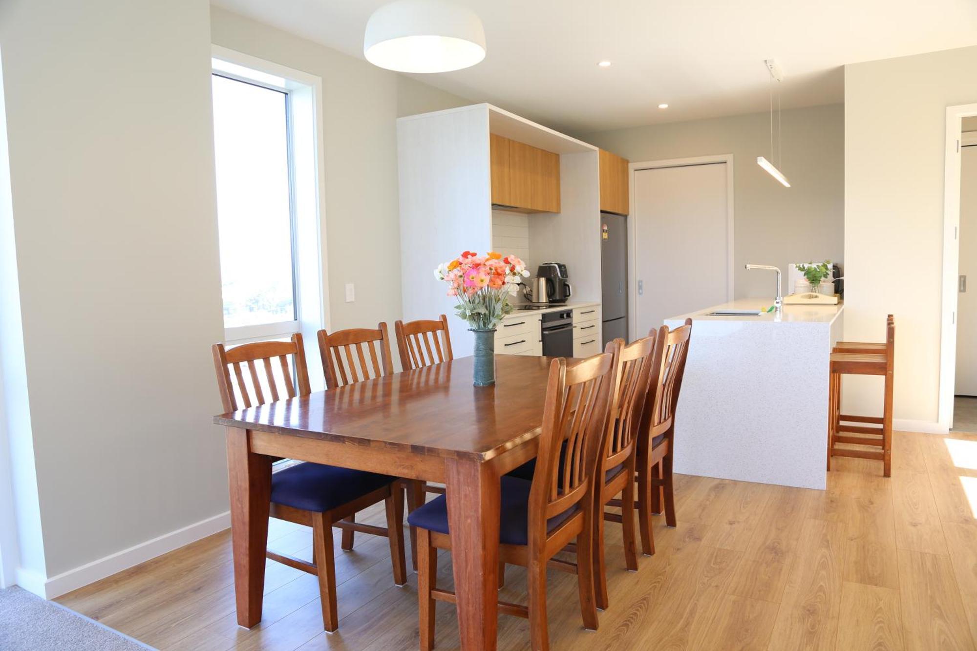 Skyline Vista - Entirely New House With Luxe Views, Espresso, Netflix & Free Parking Holiday home