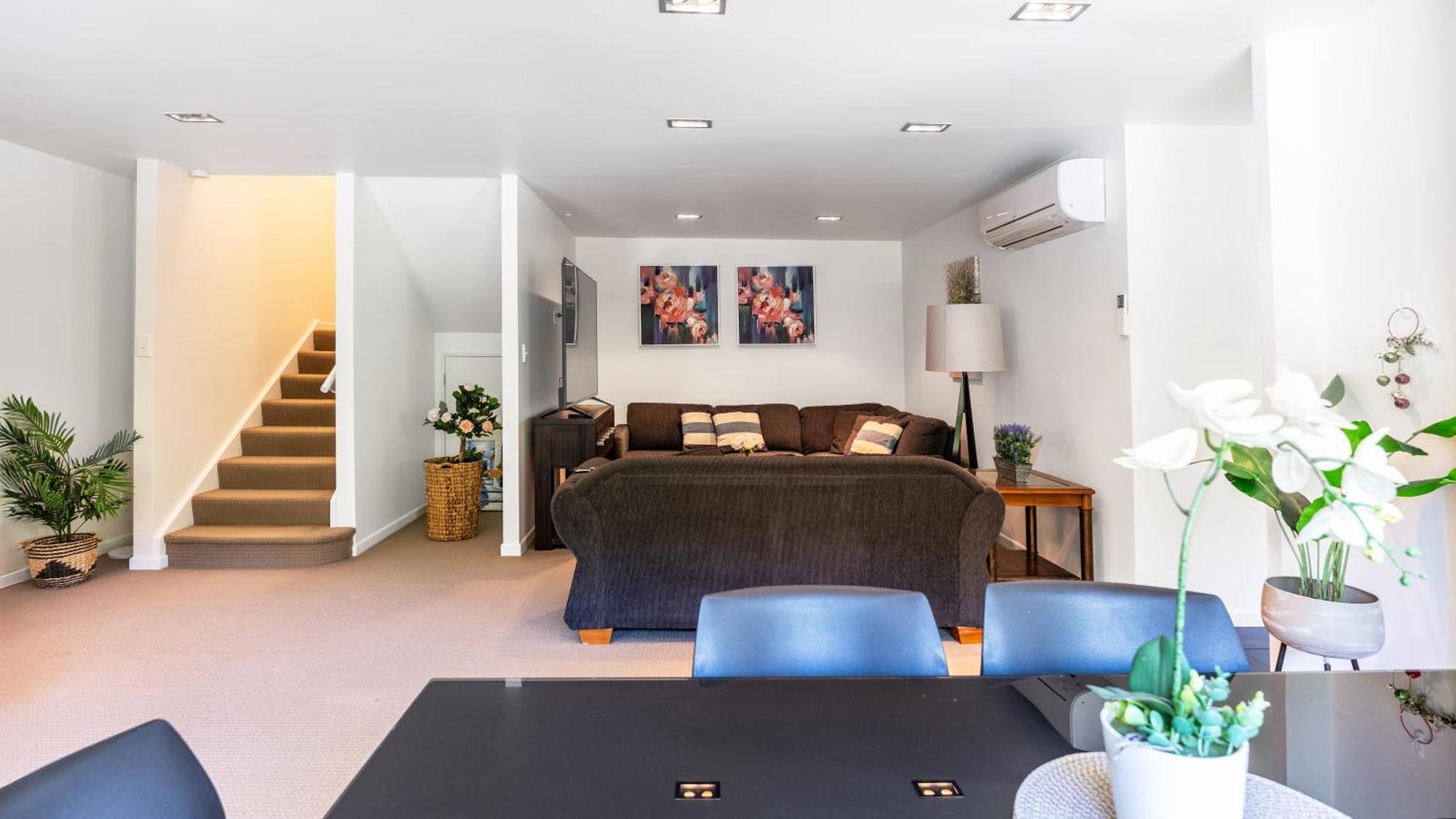 Sebastian - Large Modern Holiday home