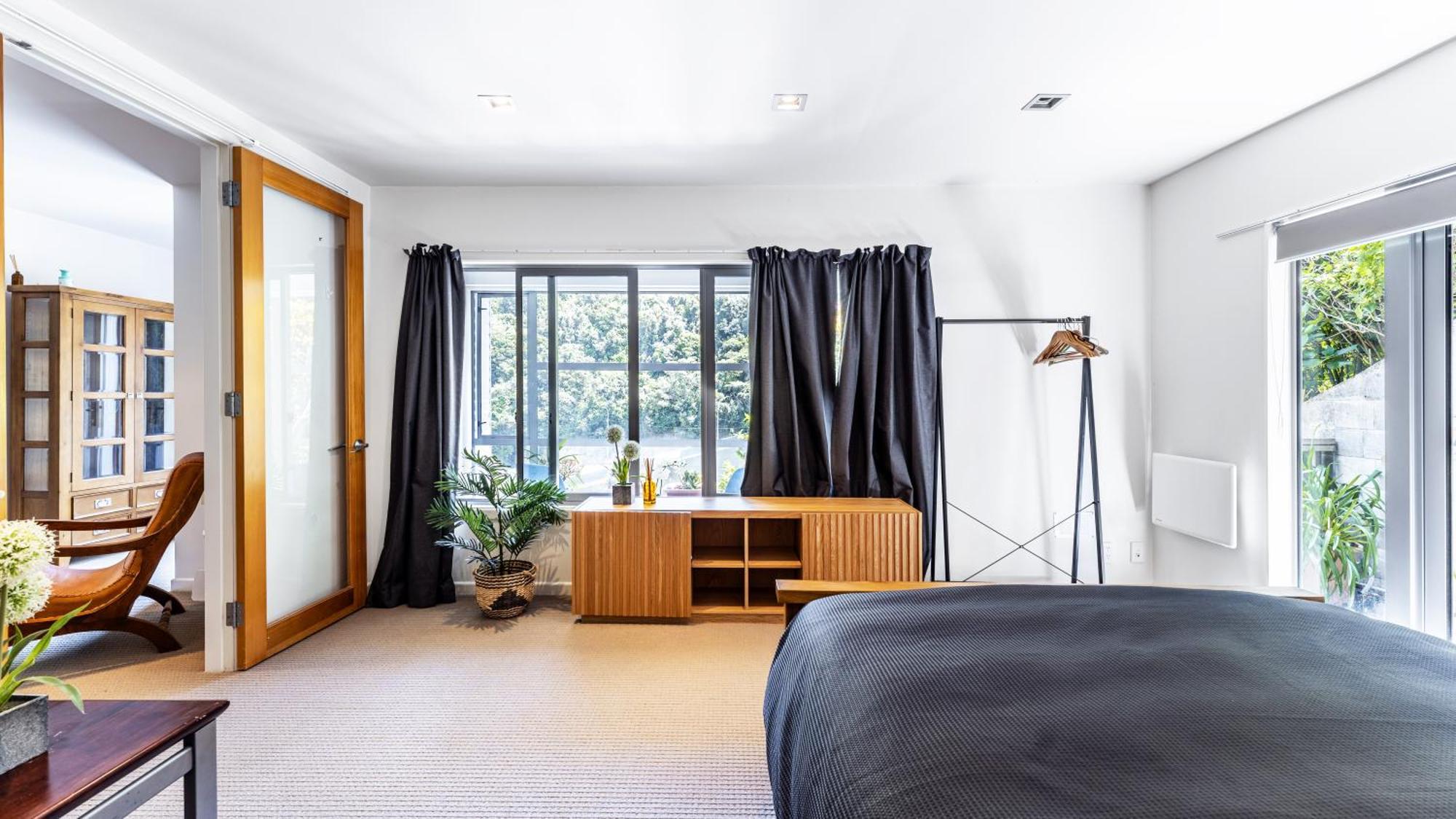 Sebastian - Large Modern * Wellington