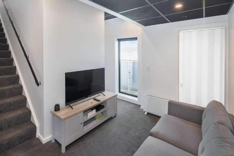 Close To City, Ferry With Great Views And Free Park *