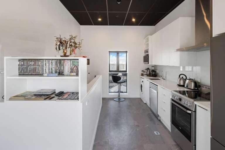 Close To City, Ferry With Great Views And Free Park