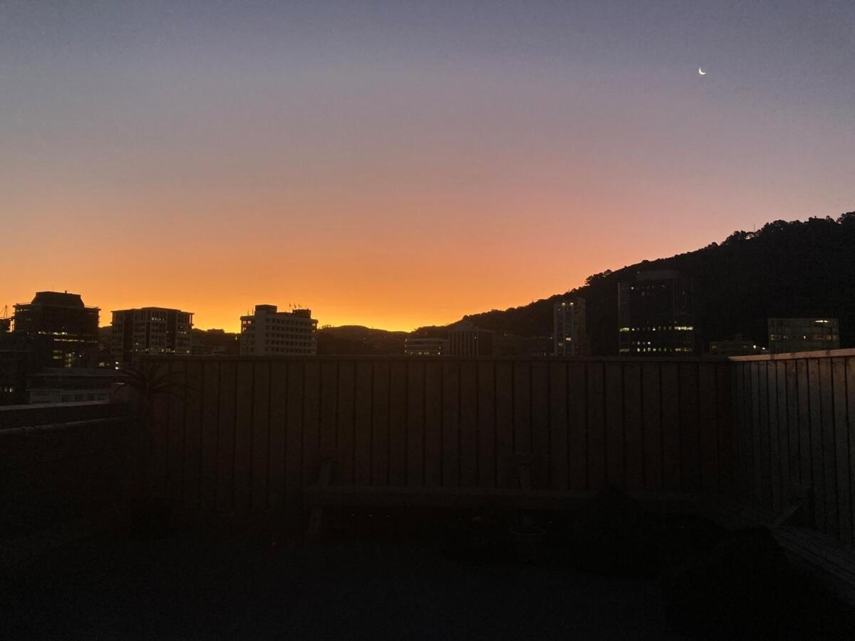 Close To City, Ferry With Great Views And Free Park Apartment