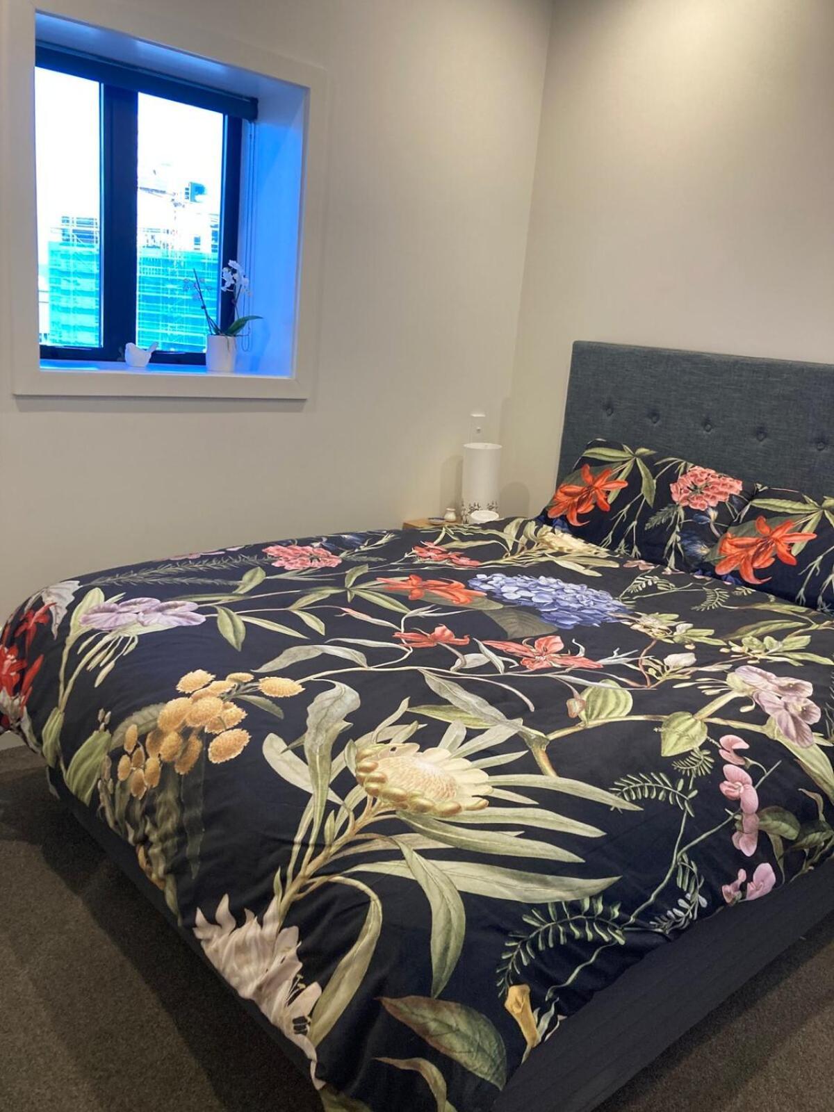 Close To City, Ferry With Great Views And Free Park Apartment *