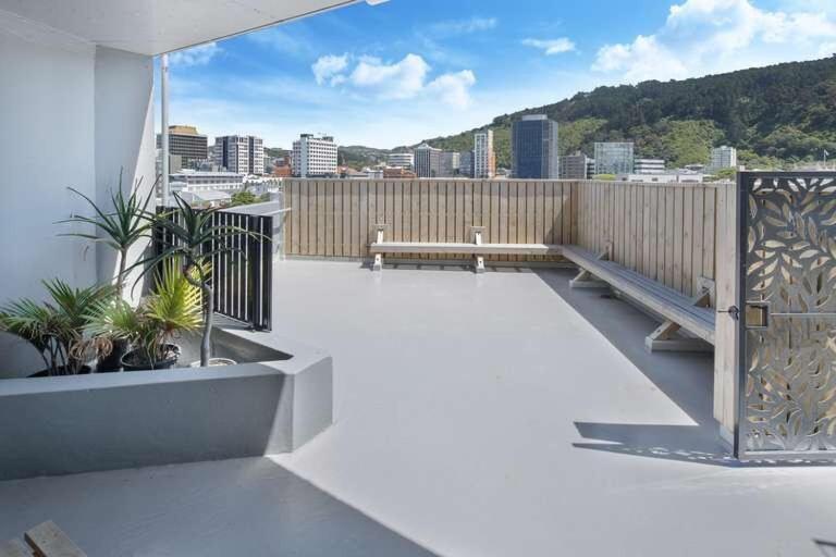 Close To City, Ferry With Great Views And Free Park Apartment Wellington