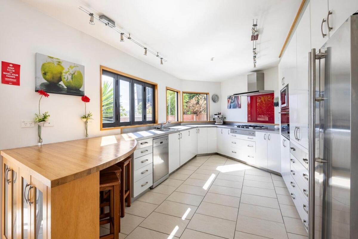 Spacious Modern Executive Holiday home *