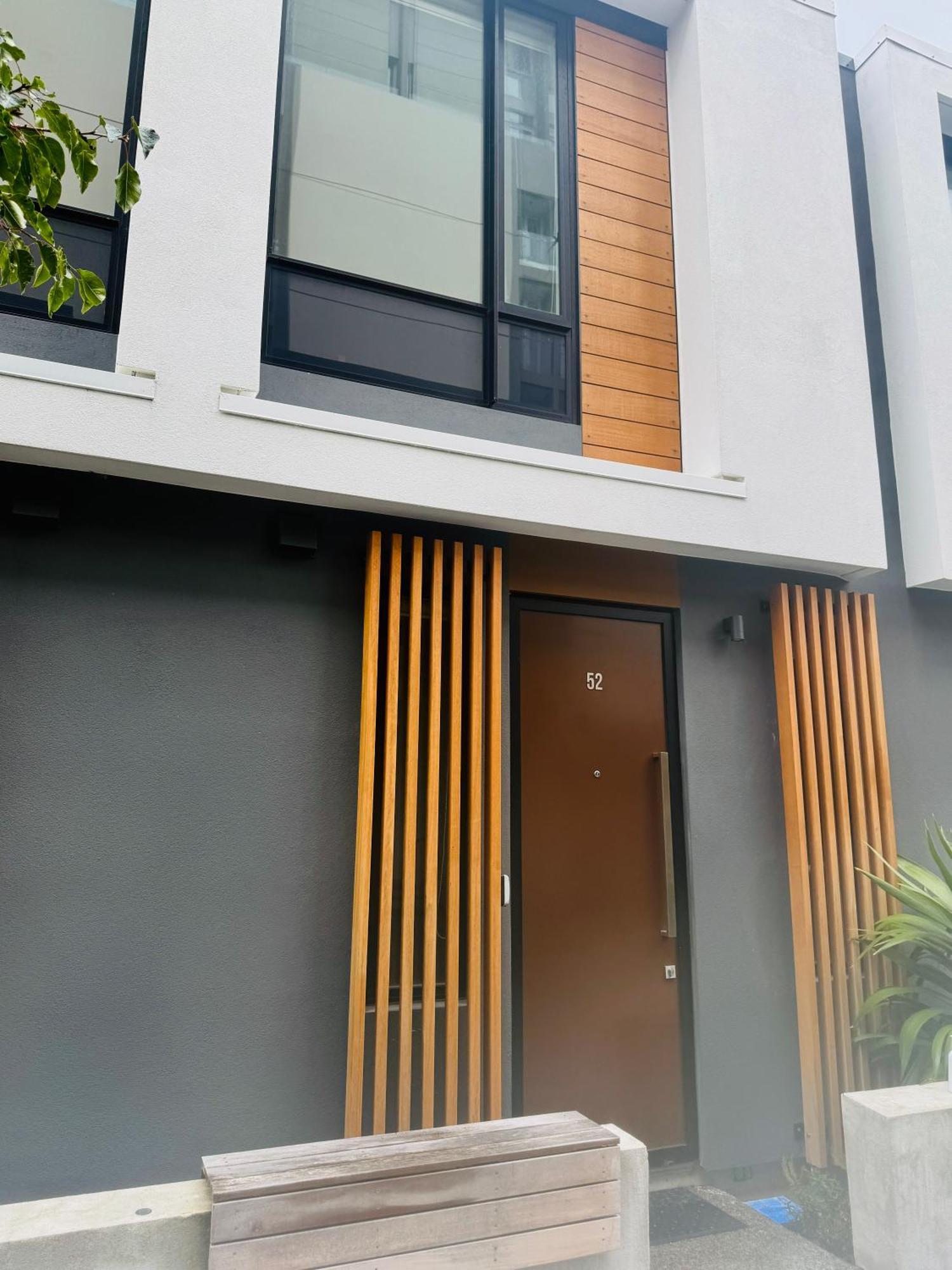 Stylish 2 Bedrooms Townhouse In With A Free Car Park *