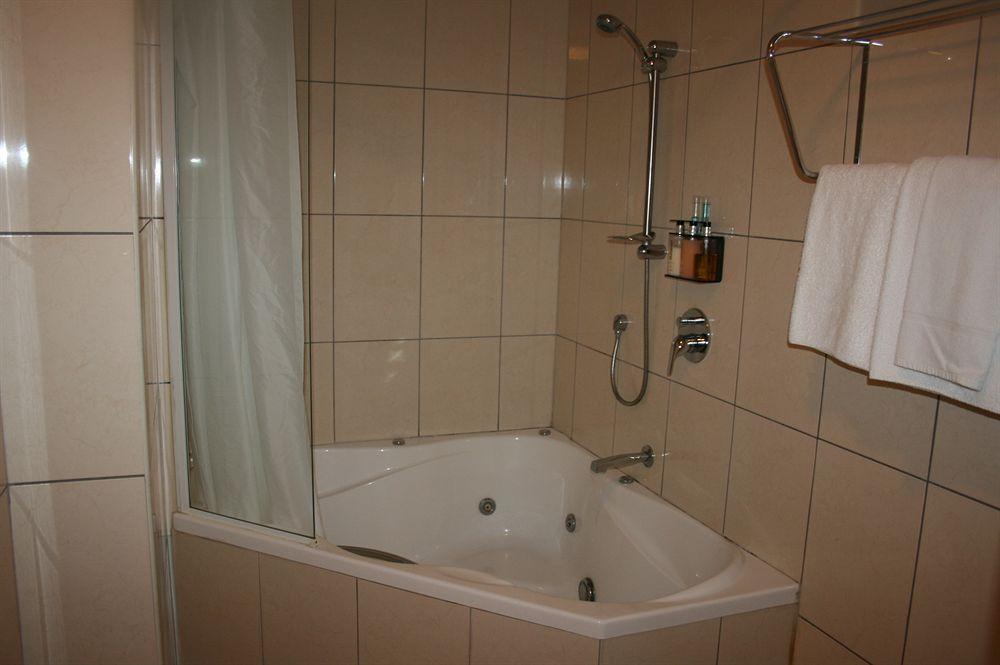 Airport Motor Motel 4*
