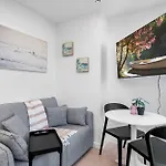 Hyde Lane Apt - Walk To Shops Cafes Attractions