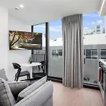 Hyde Lane Apt - Walk To Shops Cafes Attractions