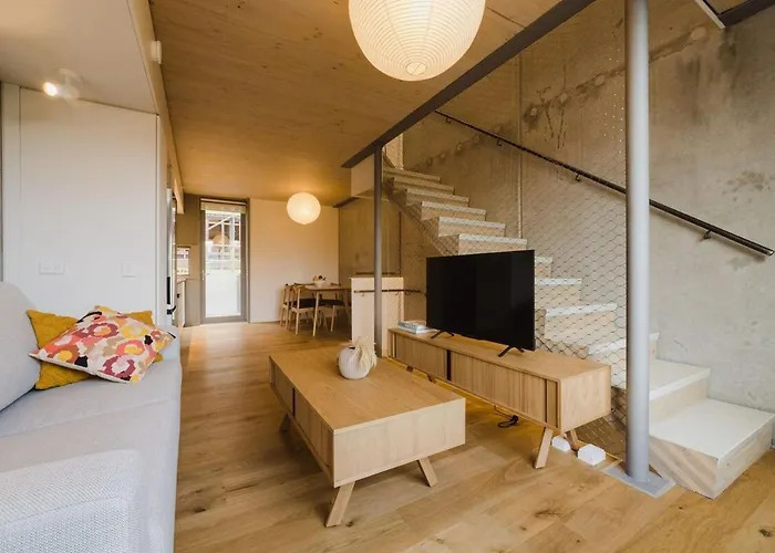 Urban Chic Townhouse - 2Br Modern Industrial Vibe