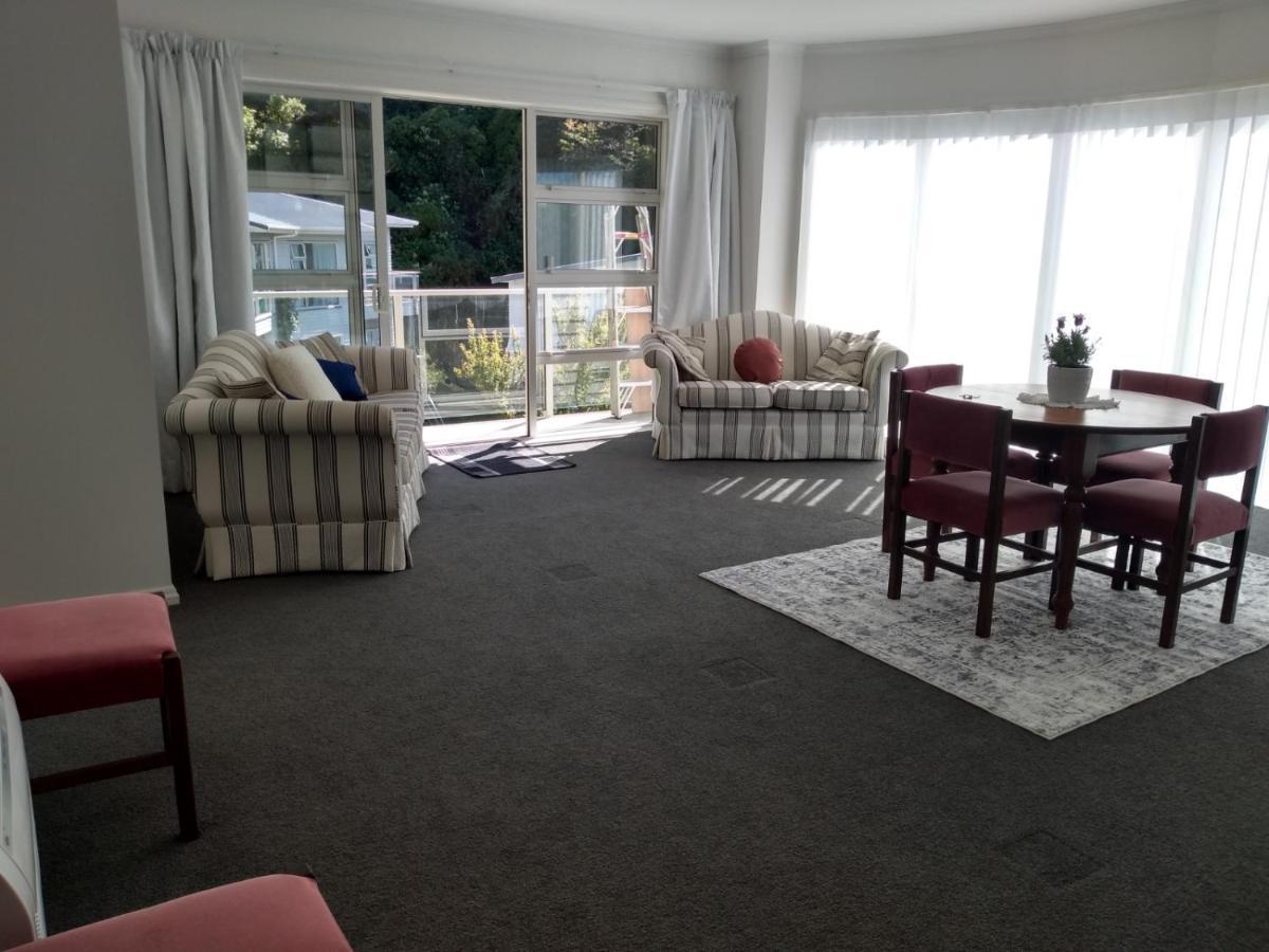 Quiet Location With View And Public Transport Apartment Wellington