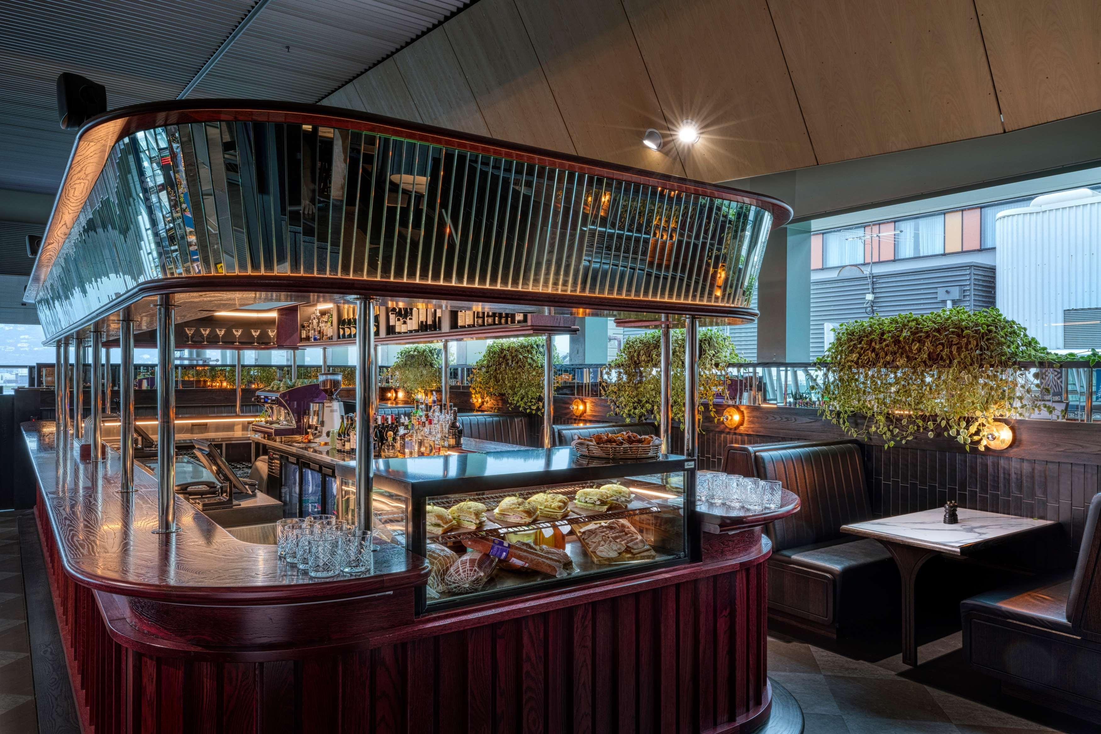 Hotel Rydges Airport 4*