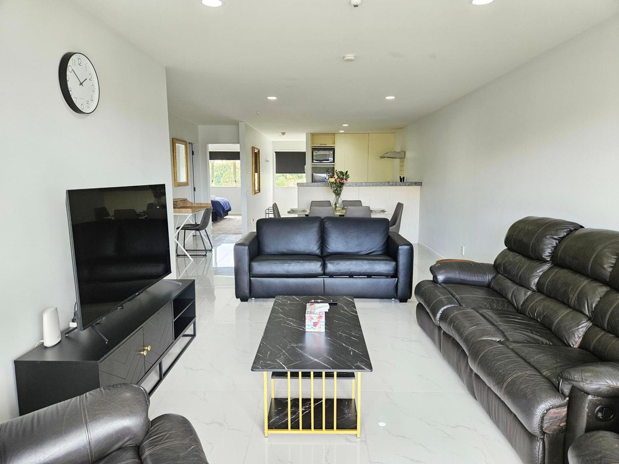 Spacious And Luxury, City Fringe Bliss! Apartment