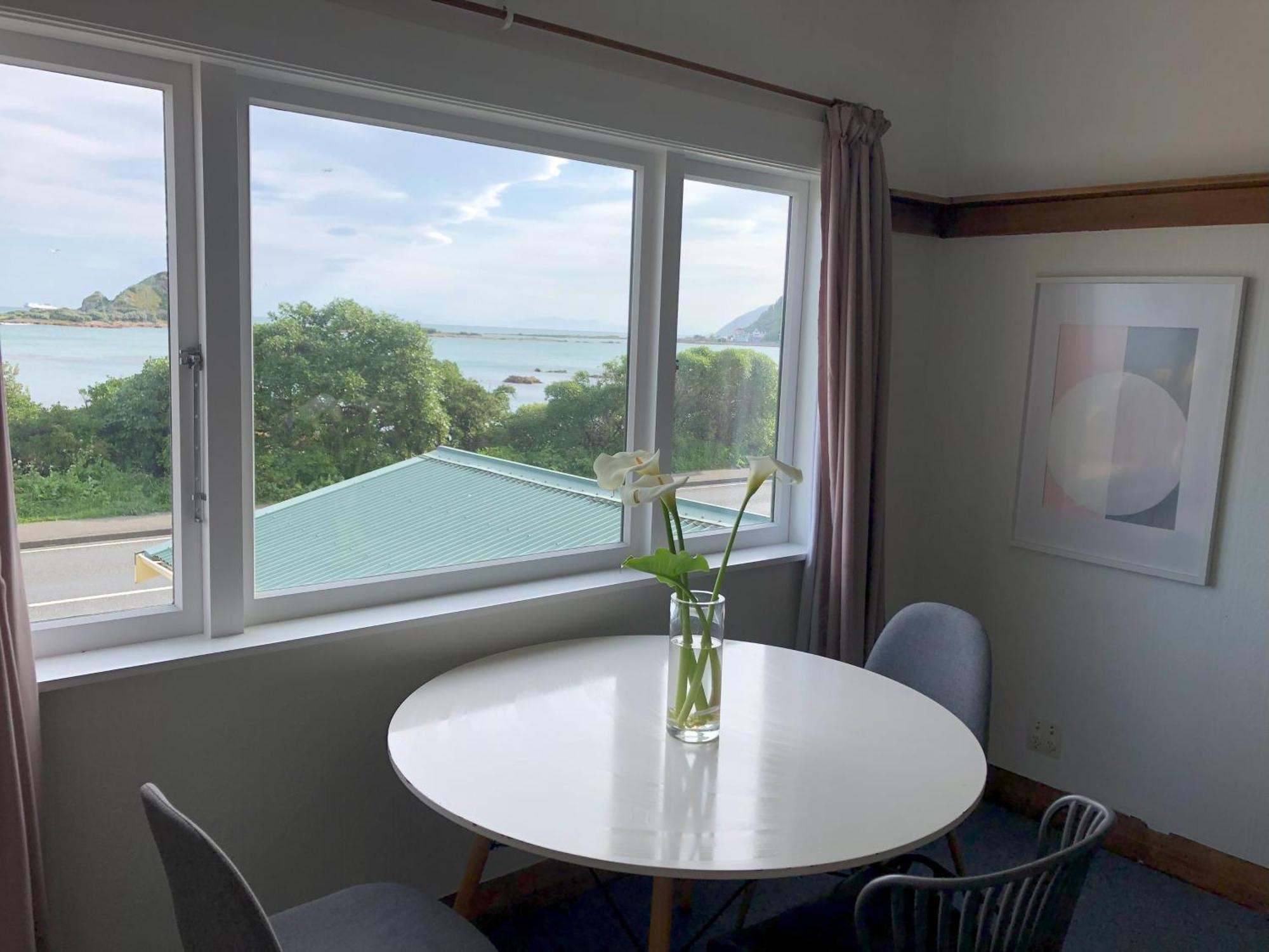 Apartment Seafront Haven In Island Bay With Deck, Outdoor Bath, And Parking Wellington