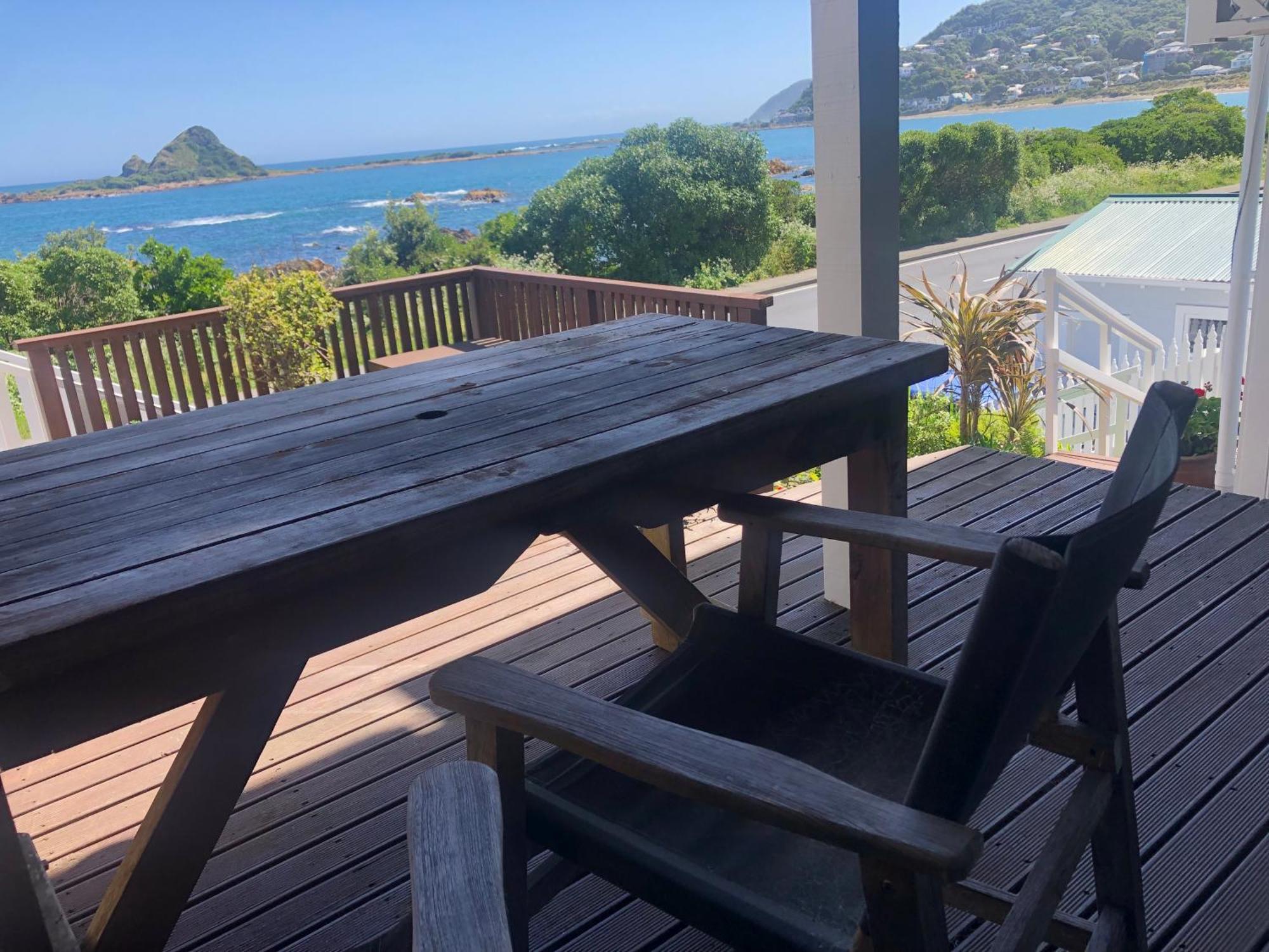 Seafront Haven In Island Bay With Deck, Outdoor Bath, And Parking Apartment *