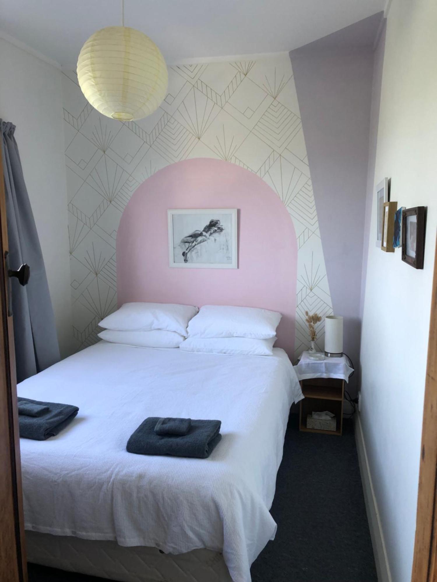 Apartment Seafront Haven In Island Bay With Deck, Outdoor Bath, And Parking *