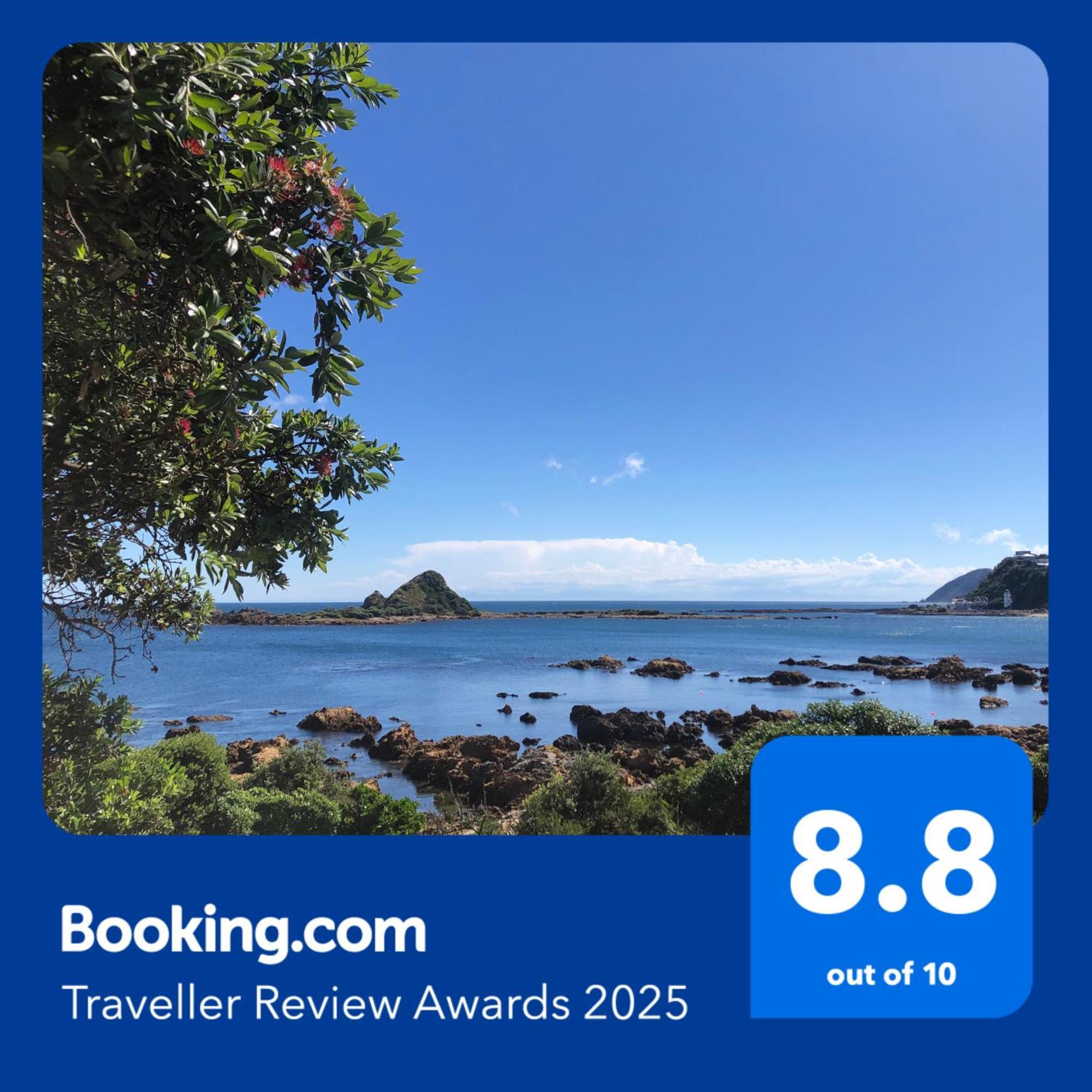 Seafront Haven In Island Bay With Deck, Outdoor Bath, And Parking *