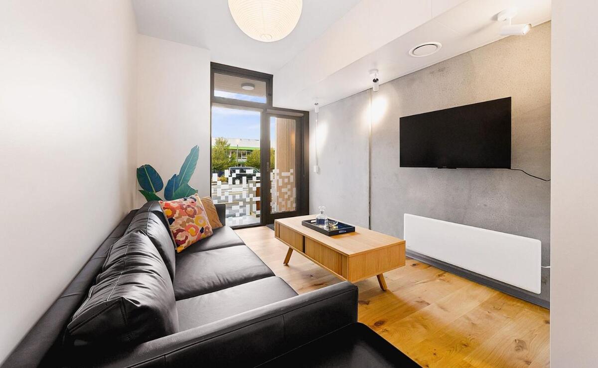 Retreat - Sleek Living Apartment Wellington