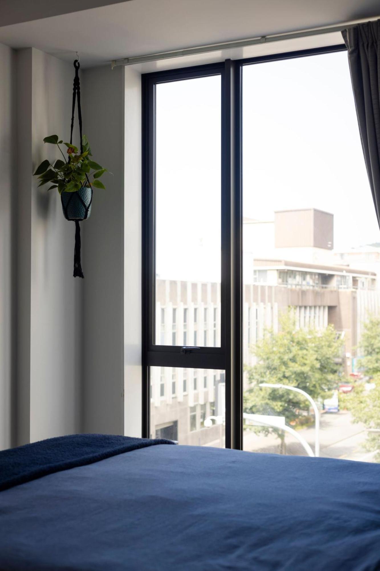 Comfort Meets Flexibility In 2-4-1 Apartment