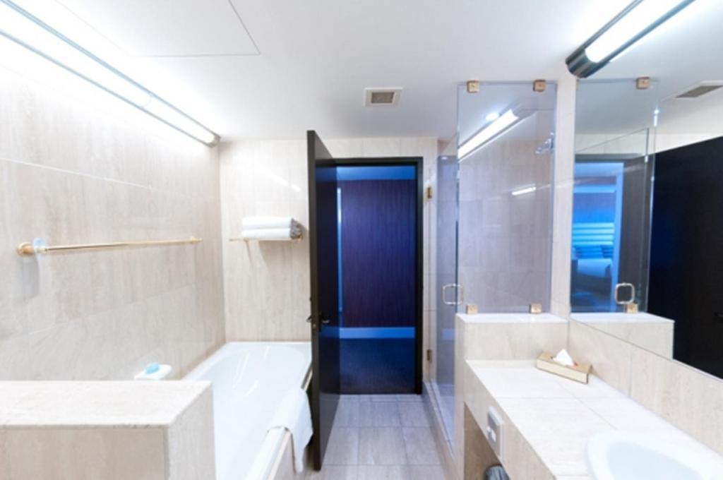 Amora 4* Wellington