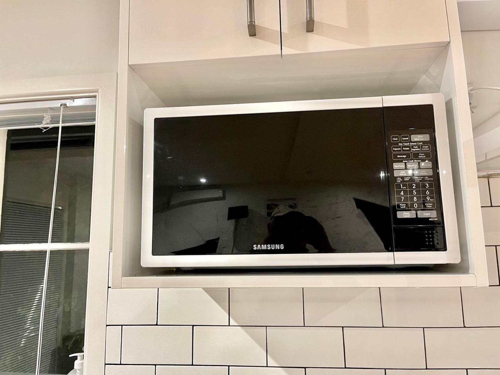 Apartment Stylish Modern Flat With Parking Near Station