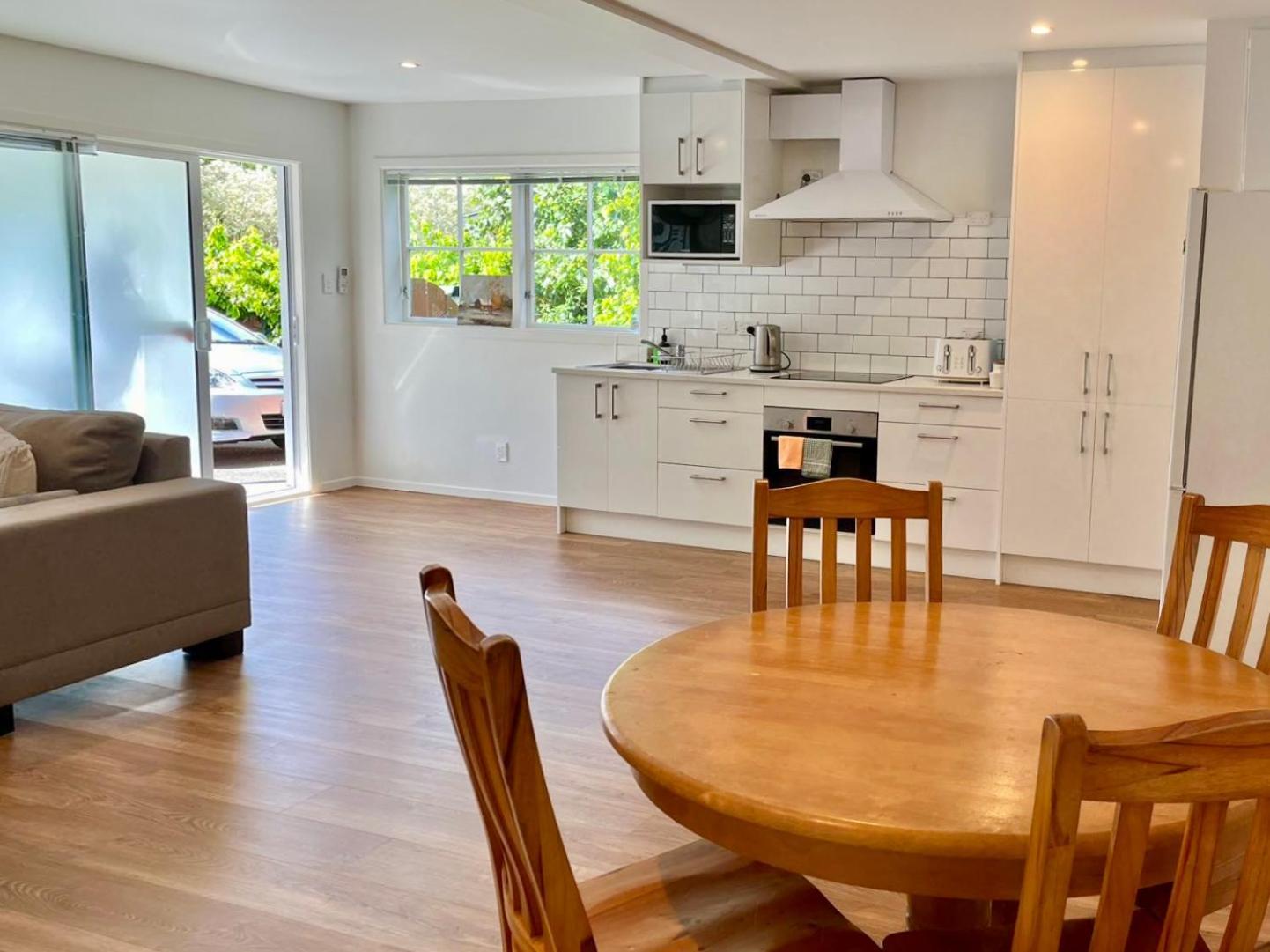 Apartment Stylish Modern Flat With Parking Near Station *