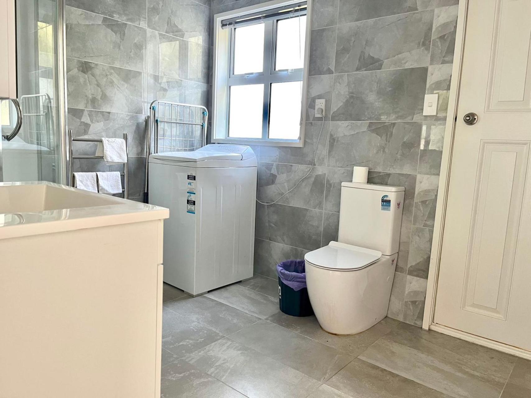 Stylish Modern Flat With Parking Near Station Apartment *