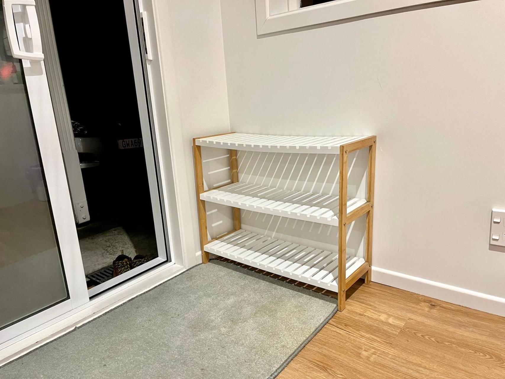 Stylish Modern Flat With Parking Near Station *