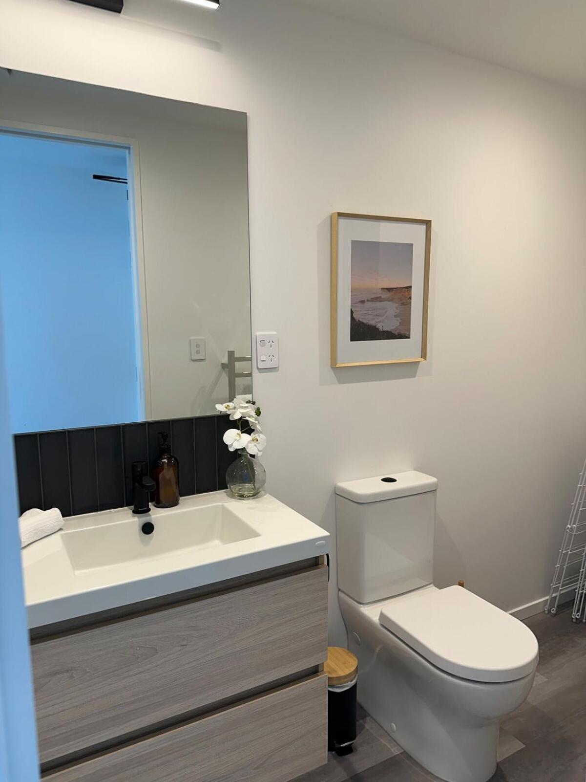 Apartment Luxurious Brand New Spacious 1 Bedroom *
