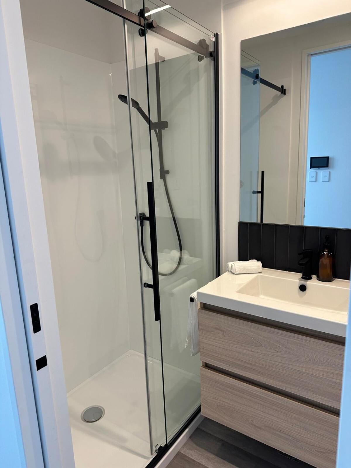 Luxurious Brand New Spacious 1 Bedroom