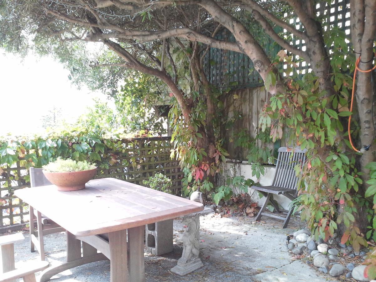 Bed & Breakfast On Hay Street By The Sea *
